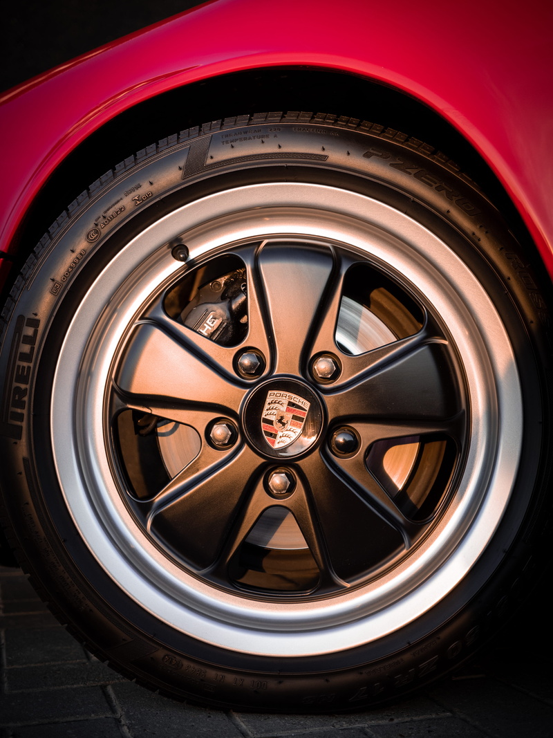 logo, monitor, 4K, close-up, screen, machine, geometric shape, car wheel, shape, black, motor vehicle, circle, lcd screen, trademark, architecture, clean