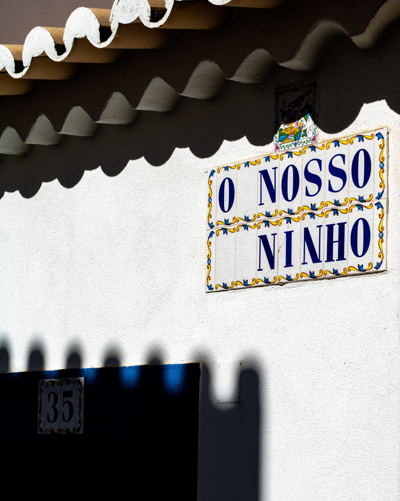4K, sunlight, snake, western script, sign, no people, symbol, label, building exterior, ninho, leisure activities, script, information sign, animal, communication
