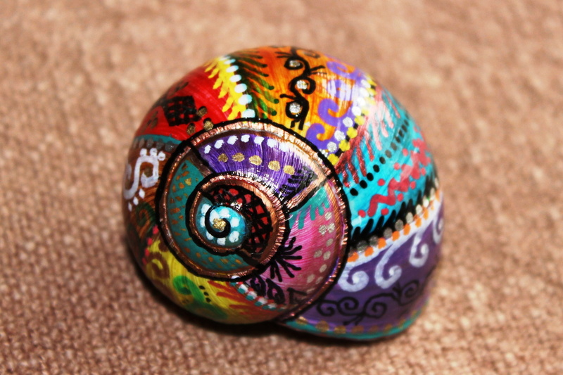 close-up, purple, day, jewelry, art and craft, decoration, indoors, 2K, teal, cabaret, pattern, red, craft, snail shell, multi colored, color, creativity