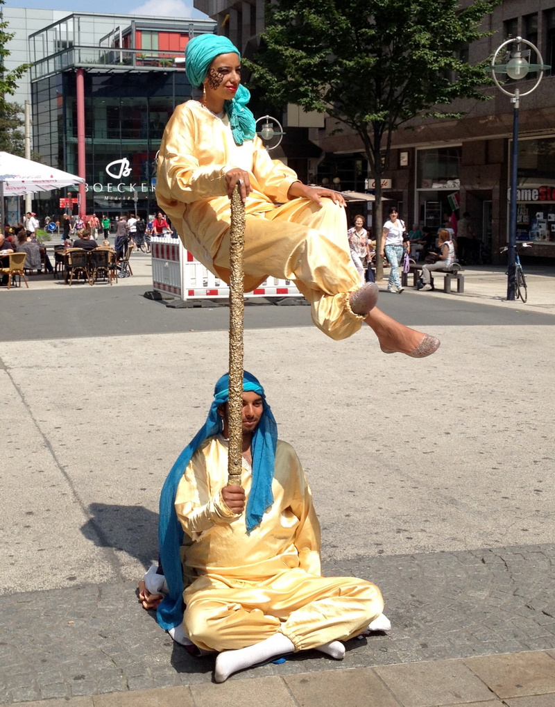 magic, street, statue, group of people, sunlight, outdoors, representation, nature, beggars, costume, built structure, 1080P, cabaret, day, lifestyles