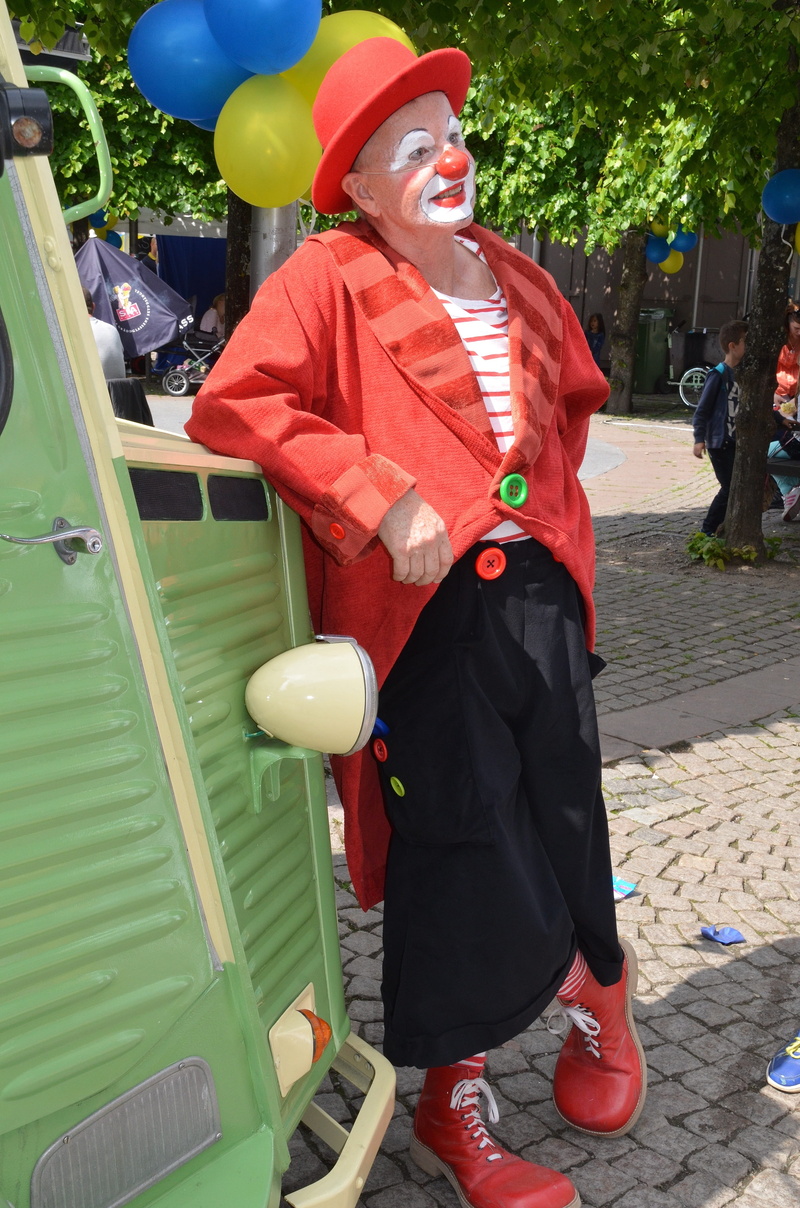 happiness, funny, outside, Circus, man, one senior woman only, snoot, arts, wall, artist, smiling, 4K, leaning, face, Comedian, plastic, nature, grinning