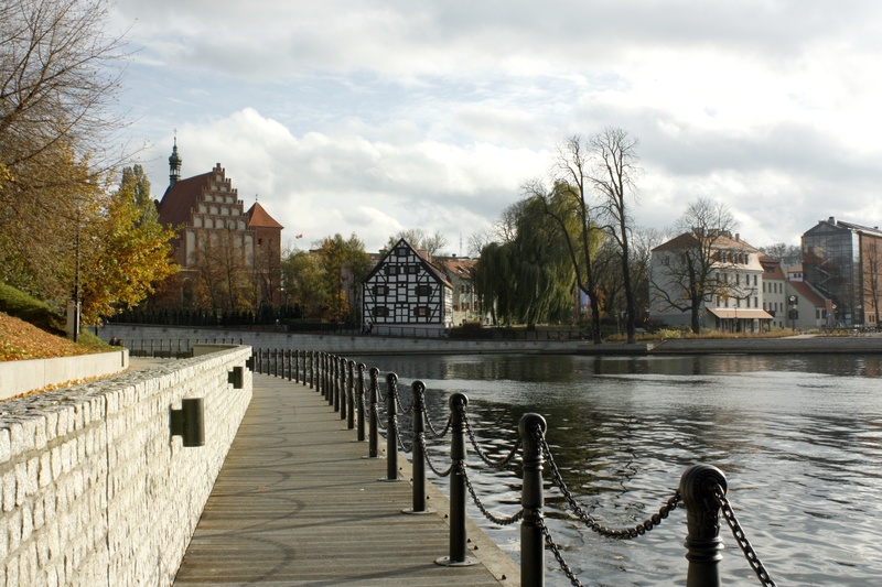 tree, alley, architecture, connection, water, outdoors, autumn, building exterior, city, day, railing, fencing, boulevards, boulevard, nature, old, lake dusia