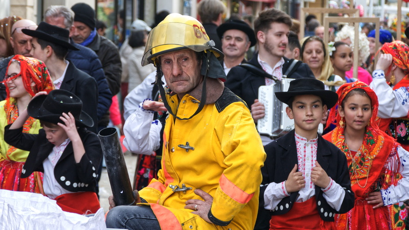 women, group of people, sunglasses, person, coat, real people, occupation, focus on foreground, 5K, clothing, day, fireman, lifestyles, men, accessories