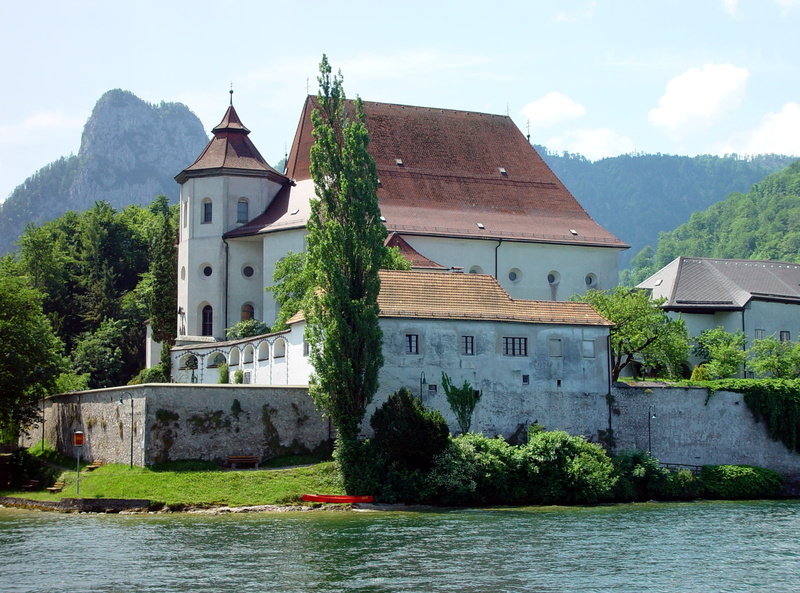 waterfront, sky, tree, day, traunkirchen, built structure, 1080P, landmark, no people, architecture, austria, place of worship, outdoors, traunkirche