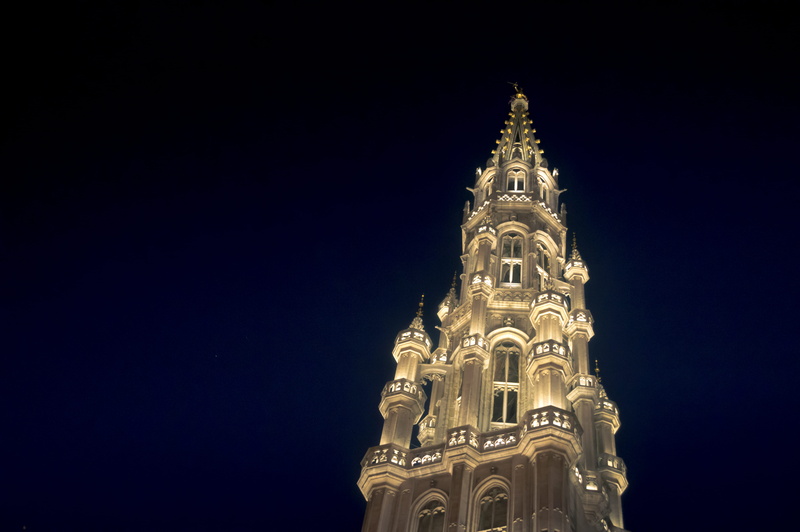 building, copy space, place of worship, brussels grand place, bruxelles, nuit, église, low angle view, outdoors, history, belief, lumière, tower, sky, no people