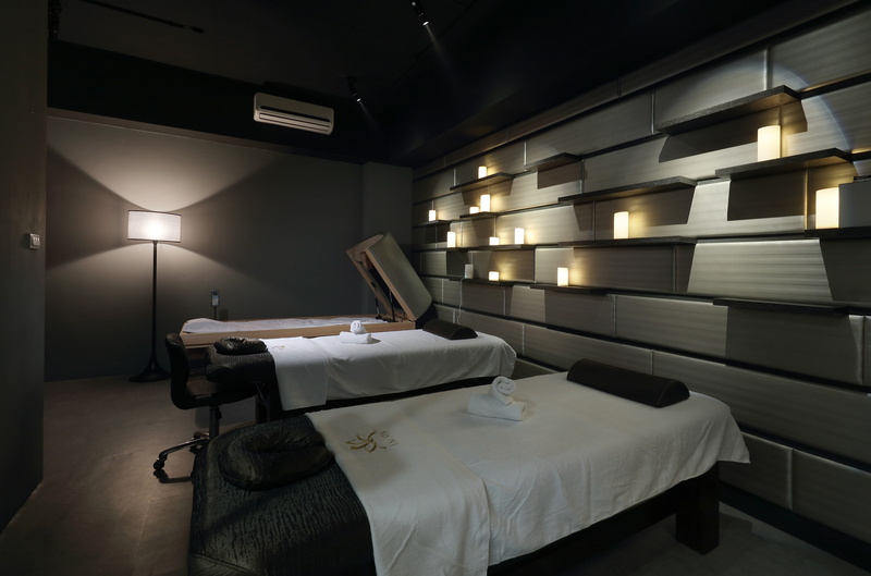 table, room, relax, modern, home interior, indoors, domestic room, hotel room, hotel, bedroom, no people, pillow, 4K, luxury, electric lamp, massage, wealth