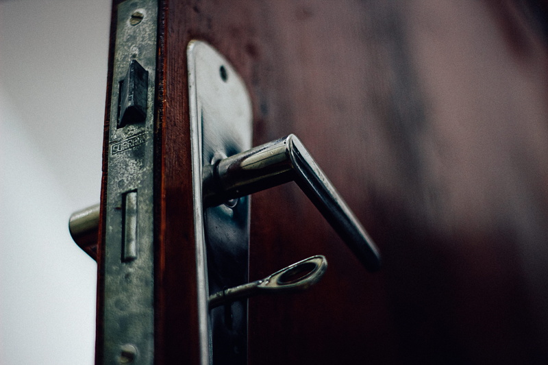knob, brazil, 5K, old, safety, door, indoors, close-up, keyhole, day, entrance, metal, protection, doorknob, security, lock, formosa, selective focus
