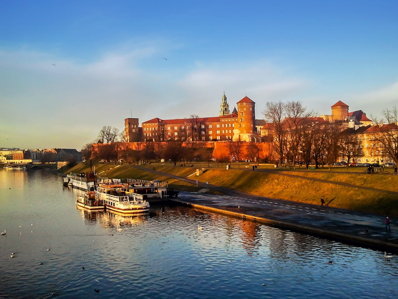 architecture, dusk, urban Scene, water, sky, built Structure, the cathedral, Castle, castle, no people, building Exterior, wawel, famous Place, passenger craft