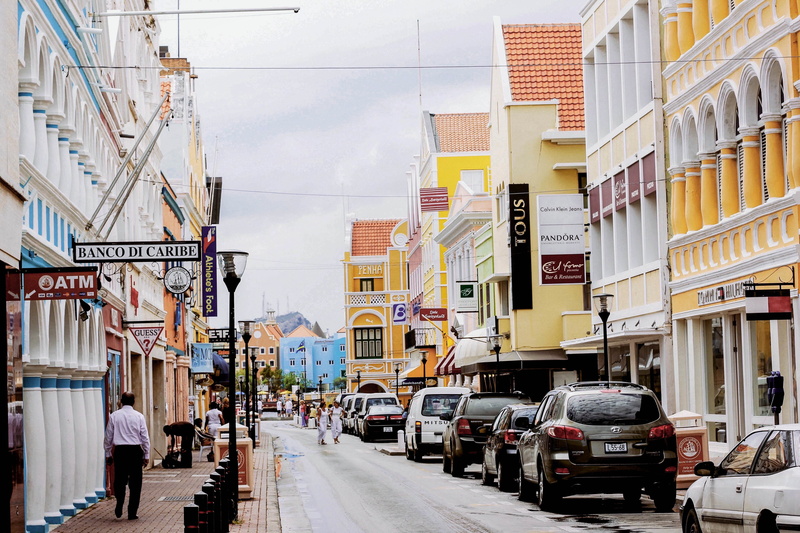 the way forward, boardwalk, building, people, alley, direction, 4K, town, real people, built structure, urban, building exterior, willemstad, suv, car