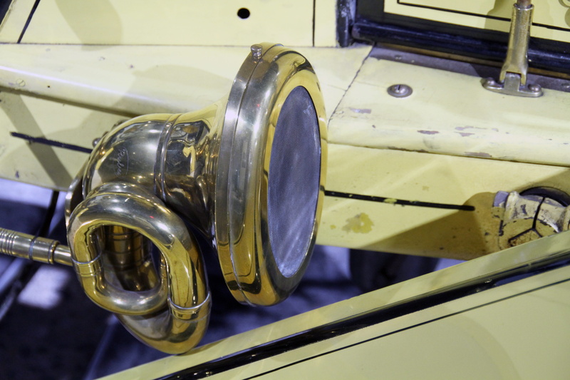 mode of transportation, reflection, musical instrument, Old, transportation, indoors, day, no people, horn, silver colored, music, shiny, Horn, yellow
