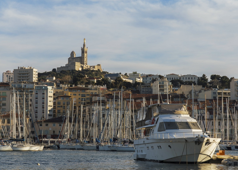 cruise ship, sight, transportation, sailboat, residential district, vieux port, historic, no people, building, nautical vessel, day, notre-dame, building exterior