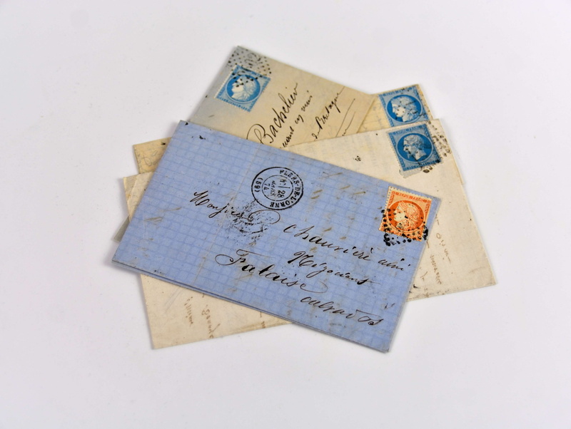 vieux timbres, finance, single object, vieux papiers, studio shot, currency, correspondance, rue, philatlie, text, close-up, paper, courriers ancien, high angle view