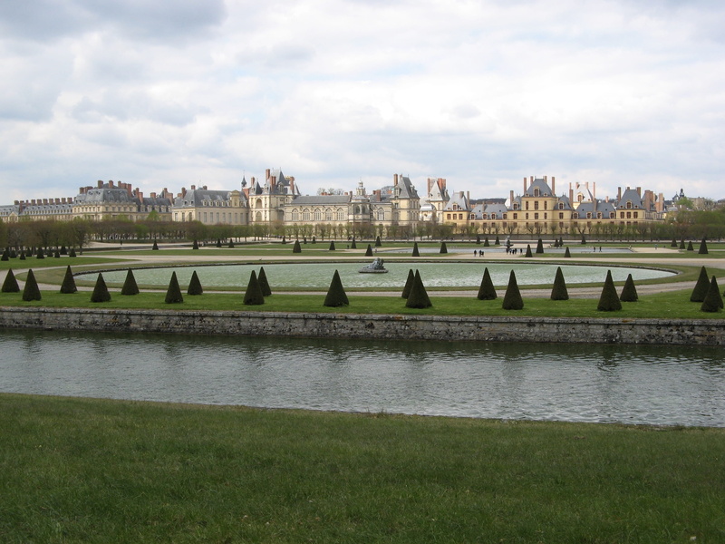 architecture, sky, cityscape, grass, travel destinations, Fontainebleau, Castle, fontainebleau, water, travel, building exterior, outdoors, day, city, no people