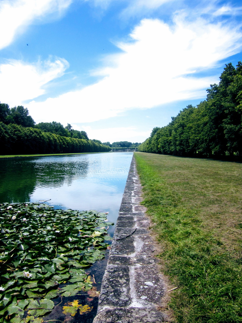 outdoors, château, green color, 4K, direction, palace, tranquil scene, renaissance, day, sky, grass, château de fontainebleau, cloud - sky, nature, perspective