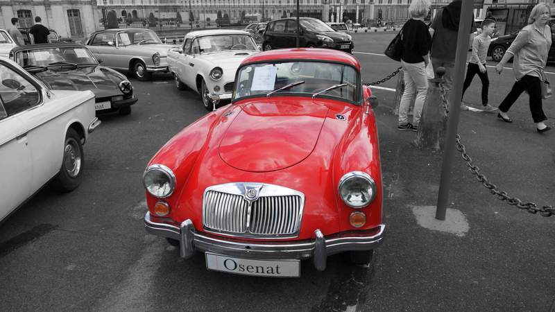 car, outdoors, transportation, wealth, architecture, street, mode of transportation, stationary, voiture, incidental people, motor vehicle, 5K, land vehicle