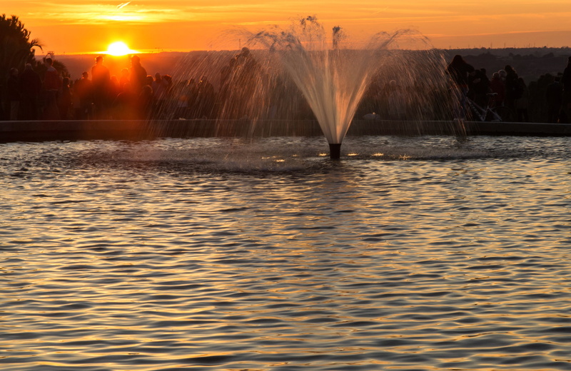 park, lake, outdoors, splashing, real people, nature, spraying, sky, scenics, men, leisure activity, madrid, water, waterfront, 2K, plant, motion, scenics - nature