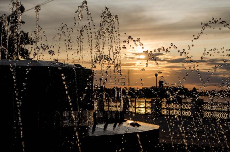 sunset, cloud - sky, 4K, wet, spray, built structure, sun, outdoors, sky, beauty in nature, drops, silhouette, building exterior, architecture, summer