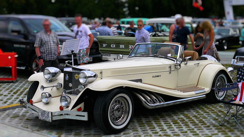 spectator, chrome, outdoors, Retro, men, city, group of people, group, mode of transportation, street, north america, Auto, incidental people, vintage car