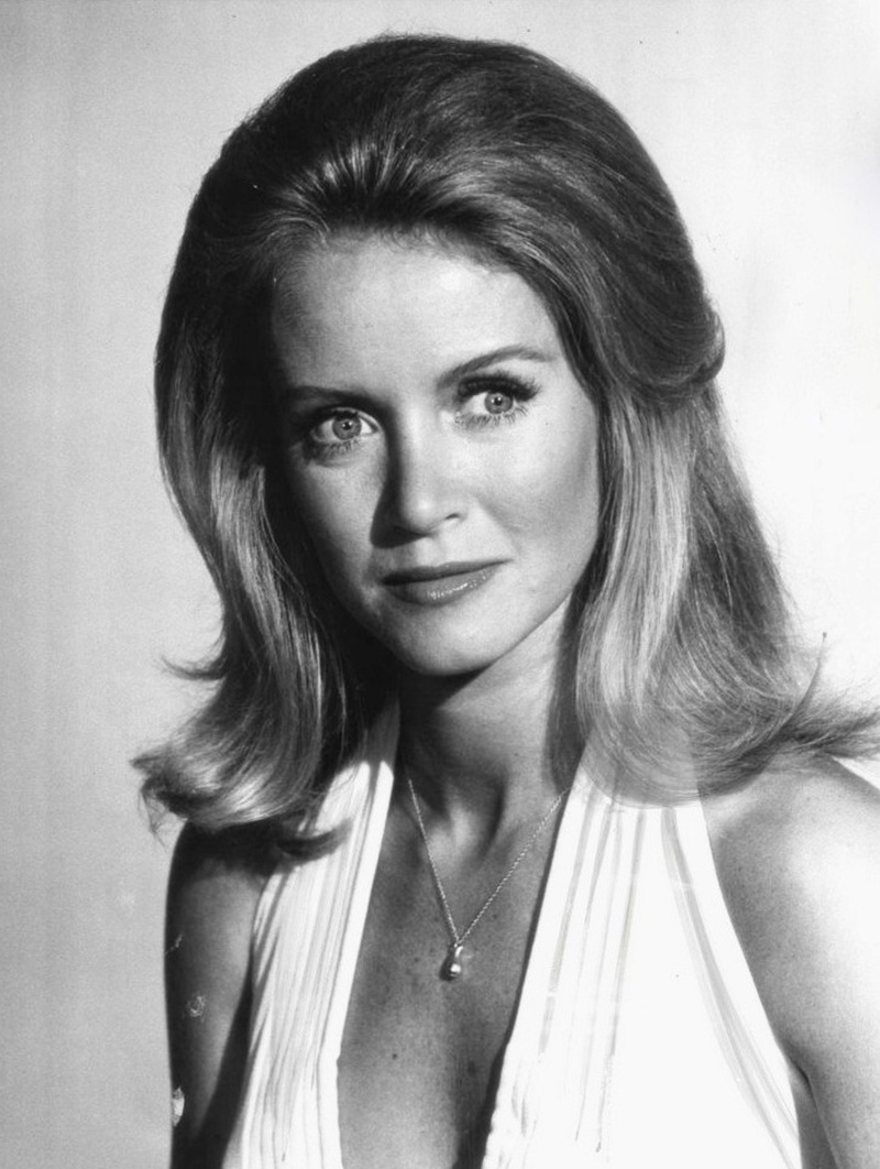 close-up, female, beautiful woman, vintage, stage, entertainment, portrait, producer, one person, celebrity, indoors, hairstyle, television, women, looking at camera