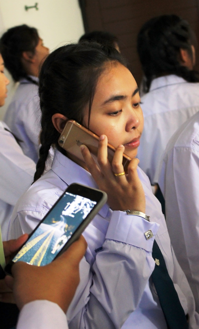 talks, females, men, thailand, use, holding, editorial, togetherness, student, wireless technology, asian, talking, college, education, real people, hold