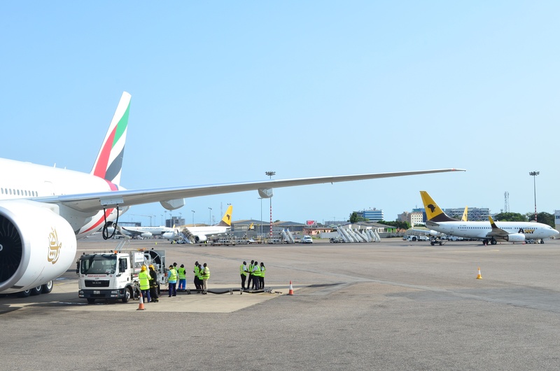 airport runway, private airplane, aerospace industry, emirates, working, outdoors, men, business, 2K, air vehicle, travel, airplane, busy, sky, sunlight