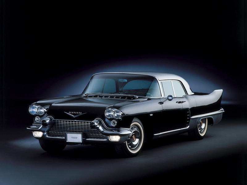 copy space, cadillac, chrome, history, wealth, old, profile view, indoors, engine, metal, man made object, motor vehicle, old-fashioned, no People, retro