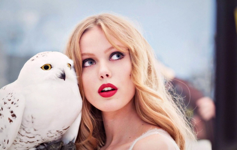 looking at camera, blue eyes, owl, Frida Gustavsson, hairstyle, young adult, looking away, adult, hair, model, beauty, one person, beautiful people, 720P