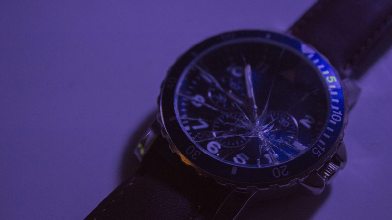 single object, silver colored, copy space, watch, wealth, glass, colored background, accuracy, purple, crack, wristwatch, shiny, indoors, time, numbers
