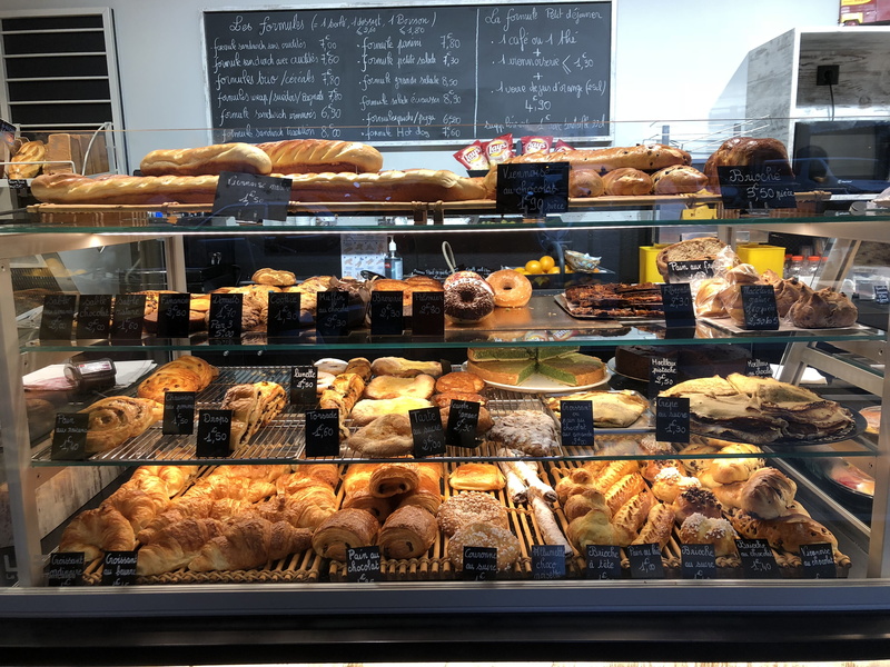 glass - material, cracker, bread, sweet food, arrangement, pretzel, baked, transparent, order, window, no people, deli, croissant, appliance, bagel, freshness