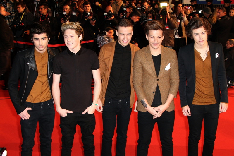 emotion, three quarter length, adolescence, one direction widescreen backgrounds, togetherness, lifestyles, young adult, real people, happiness, women