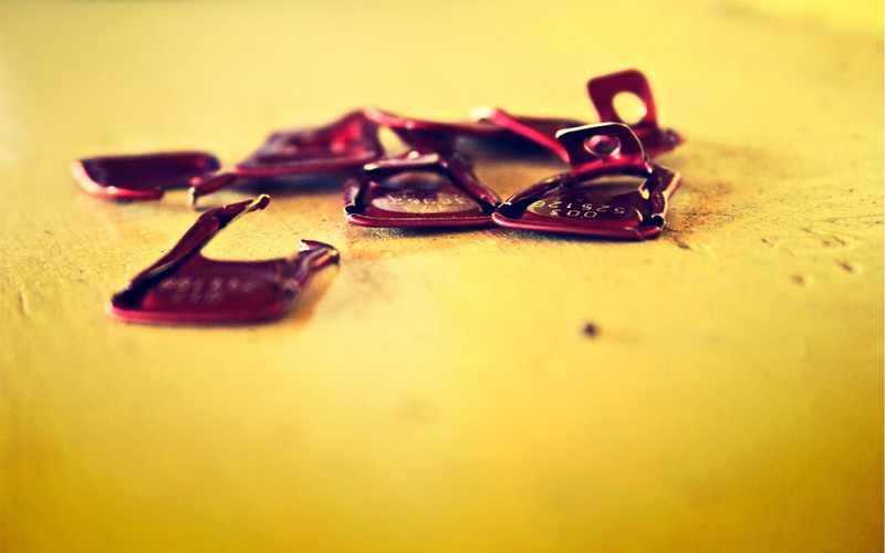 depth of field, wood - material, copy space, pair, no people, still life, 1080P, shoe, large group of objects, indoors, keys, close-up, sunglasses, art and craft