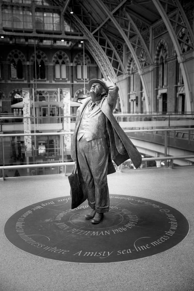 front view, stature, one Person, adult, people, indoors, man, young adult, focus on foreground, london, monument, leisure activity, casual clothing, standing