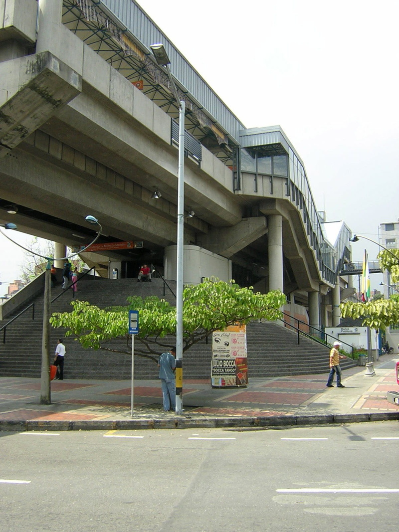 real people, bridge, overhead, men, public domain, Medellín, people, plant, Estadio, one man only, walking, Medellin, architecture, built structure, city life