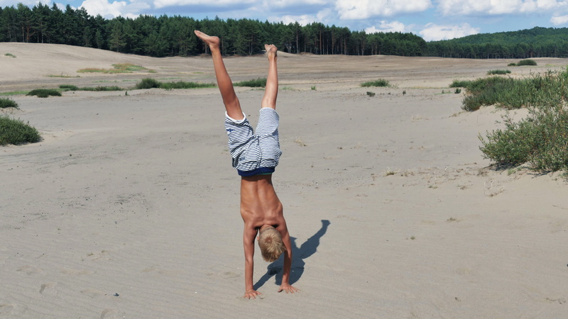 competition, day, handstand, lifestyles, upside down, physical activity, leisure activity, physical work, sand, sport, one person, balance, human arm, outdoors