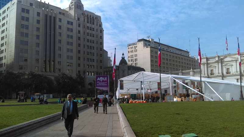 built structure, incidental people, santiago centro, government house, city life, city, plaza of citizenship, santiago de chile, crowd, building exterior