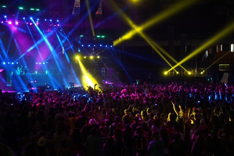 stage light, chile, light, illuminated, positive emotion, large group of people, music festival, performance, stage - performance space, night, crowd, arts culture and entertainment