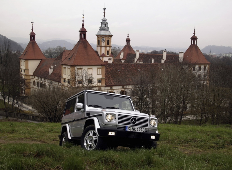 spire, travel, road, city, day, dirt Road, motor vehicle, retro Styled, car, building exterior, mercedes, mode of Transport, benz, obsolete, the building