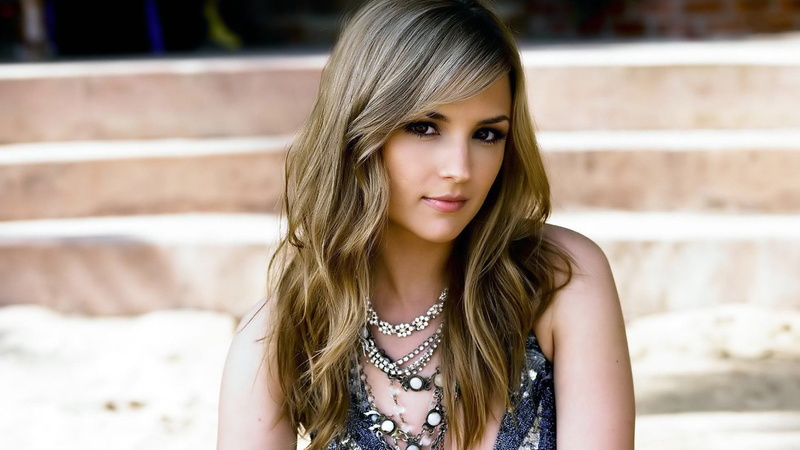 portrait, focus on foreground, beautiful woman, teenager, rachael leigh cook, one person, adult, hair, 1080P, outdoors, long hair, women, celebrities