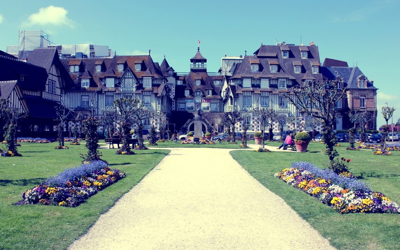 building exterior, day, crowd, real people, built structure, mansion, 4K, large group of people, gray, garden, lawn, group of people, the past, landscape