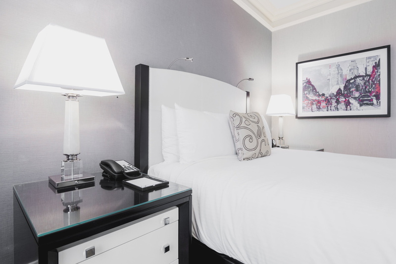 home interior, photo, furniture, clock, Vacation, Room, Bedroom, Home, side table, lighting equipment, wealth, Sleep, electric lamp, modern, bed, 4K, frame