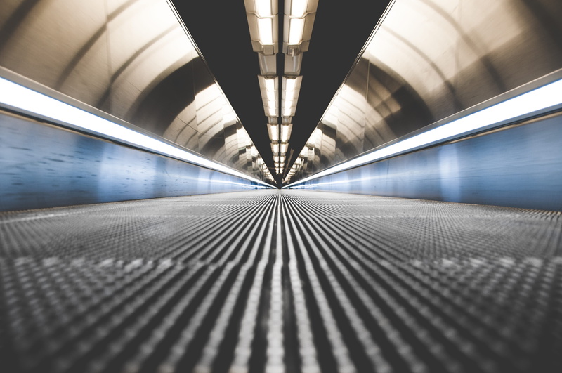 4K, symetrical, public transportation, empty, rail transportation, lighting equipment, architecture, blurry, travel, subway, built structure, travelator
