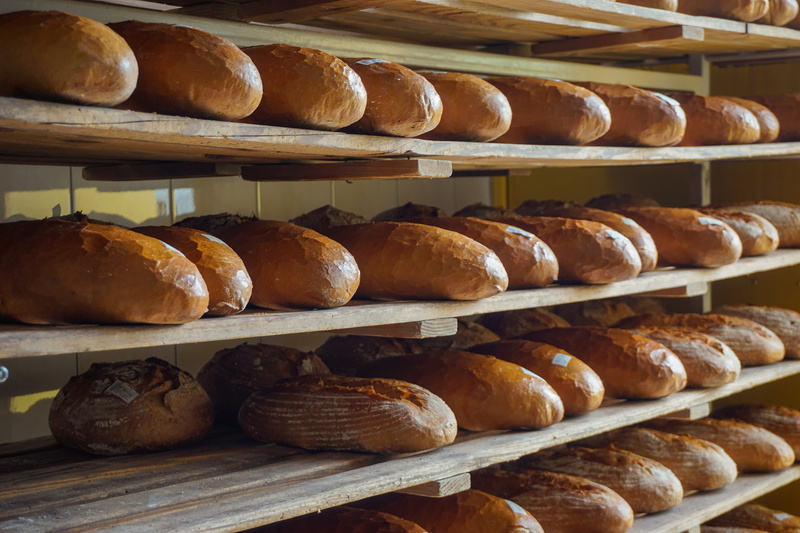 a loaf of bread, no people, food and drink industry, retail display, ready-to-eat, bun, food and drink, baking, arrangement, racks of bread, Bakery, business