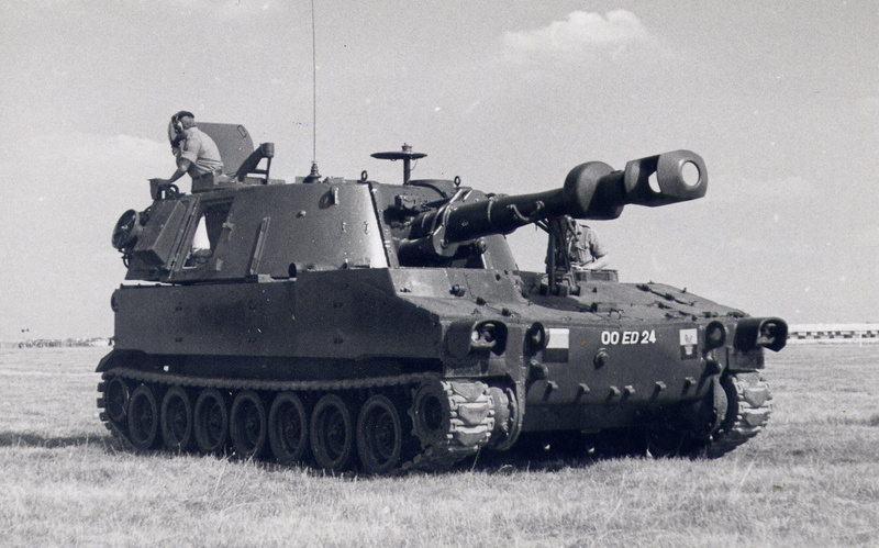 nature, weapon, tank, field, transportation, military, land, fighting, outdoors, war, day, cannon, mode of transportation, conflict, army, armed forces
