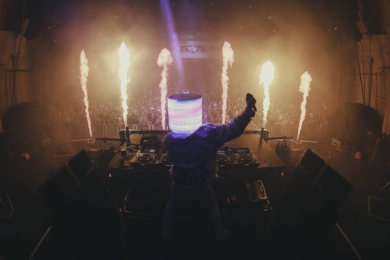 smoke - physical structure, lifestyles, motion, real people, occupation, 4k, arts culture and entertainment, skill, men, music, 4K, dj, event, arms raised