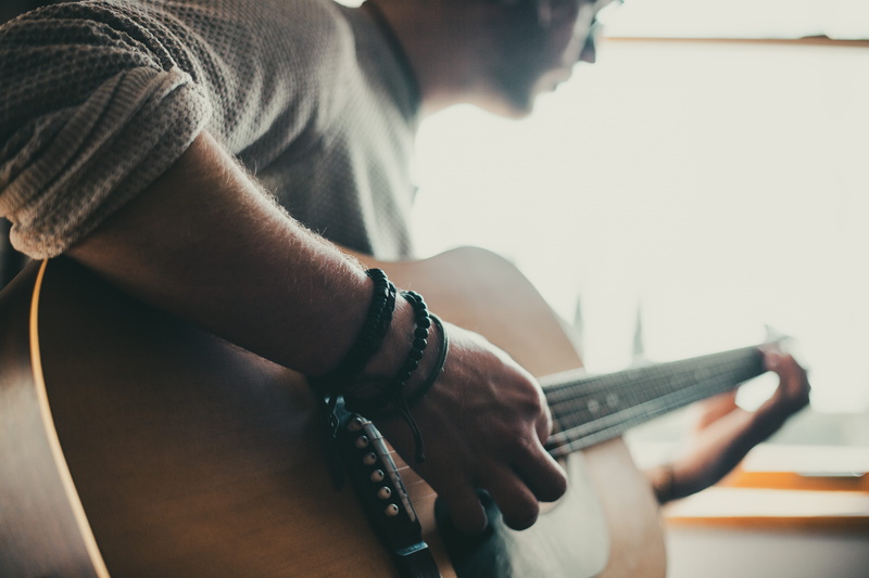 room, concentration, creativity, adult, picking, string, 5K, men, working, musician, musical instrument, bokeh, guitarist, guitar, person, view, hand