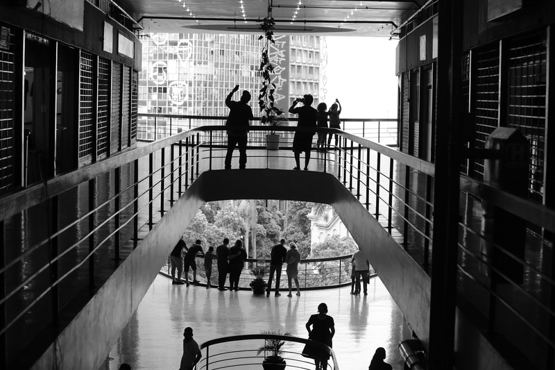 bridge - man made structure, day, pb, group of people, men, preto e branco, gallery, street, people, mode of transportation, adult, railing, centro, lifestyles