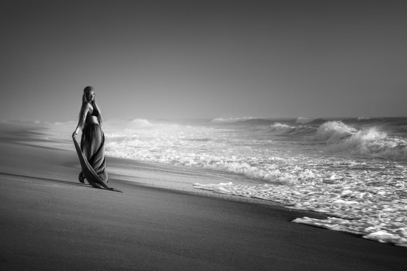 beach, setting, people, water  waves, women, moments, Dancing, 1080P, outdoors, mulher, black_and_white, one Person, sea, waterscape, females, preto, adult