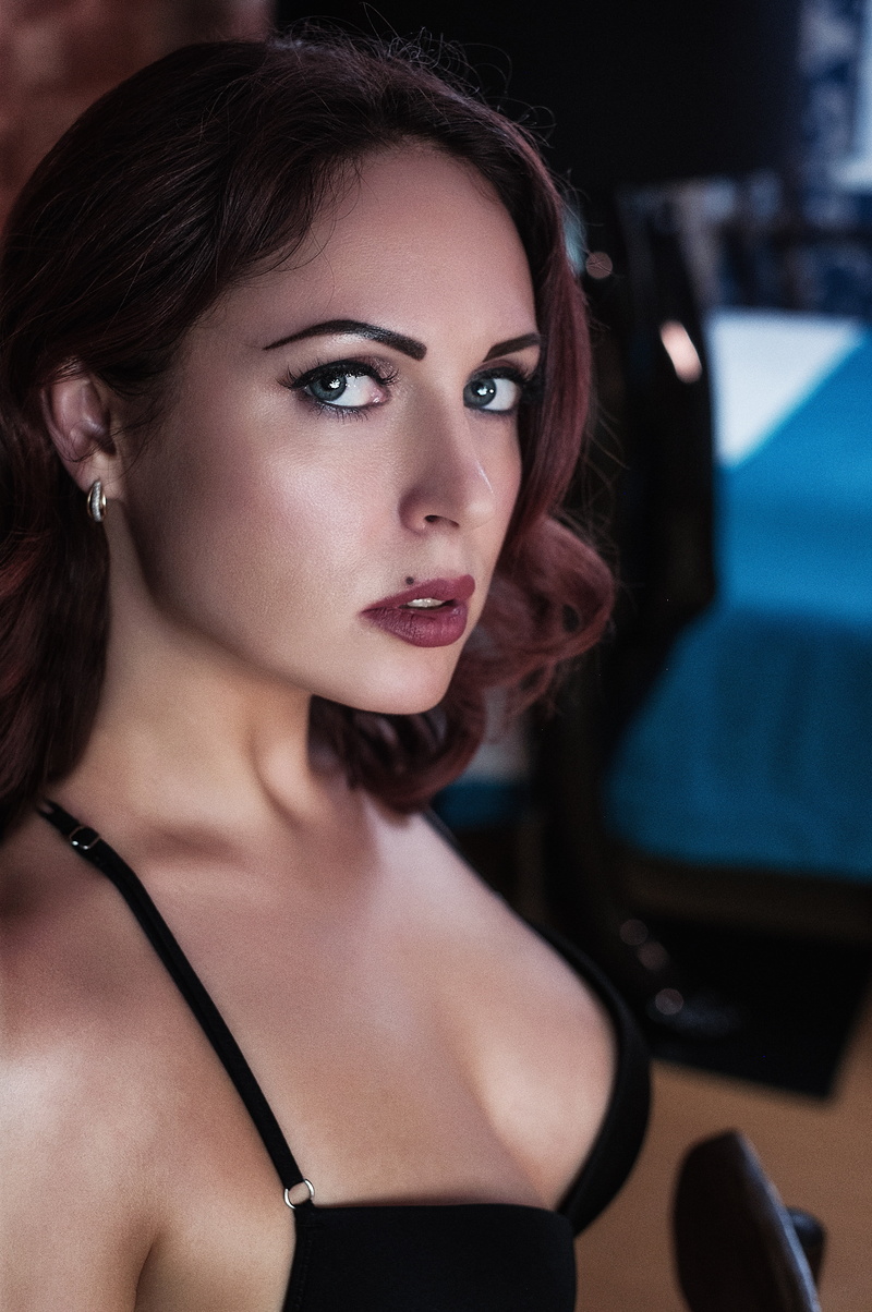 leisure activity, make-up, looking at camera, the bodice, headshot, bed, self, adults only, indoors, beautiful woman, real people, person, head, young adult