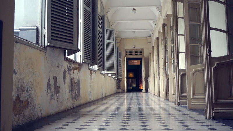 built structure, direction, hcmc, arcade, diminishing perspective, narrow, vanishing point, day, outdoors, no people, empty, ceiling, sunlight, windows