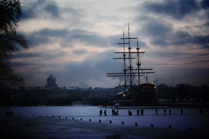 old building, bridge, frozen river, evening, clouds, winter, sea, St. Petersburg, river, sailing ship, walking, lights, Russia, city, 4K, water, people